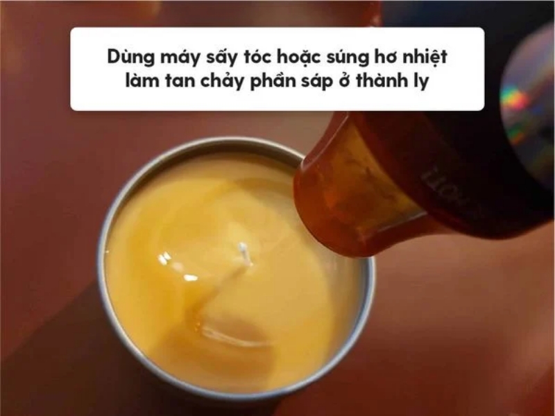 cách đơn giản nhất để khắc phục tình trạng nến bị lõm là sử dụng máy sấy tóc